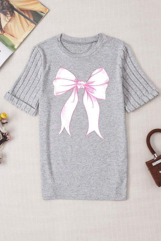 Camiseta de manga corta con cuello redondo y estampado de lazo