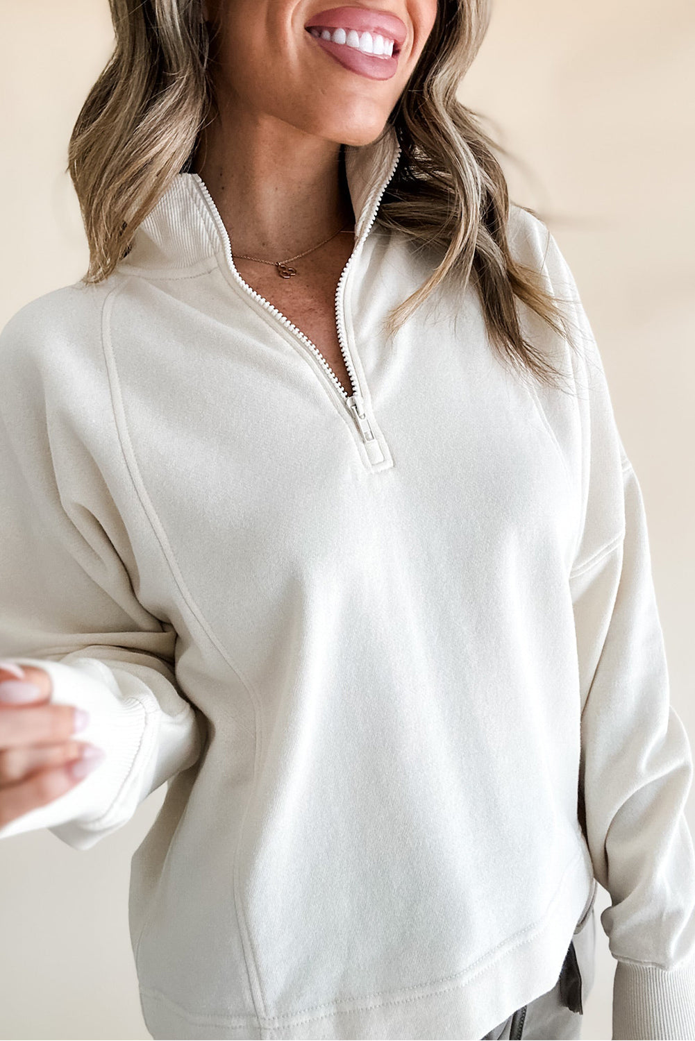 Sudadera lisa fucsia con cremallera y cuello, hombros caídos