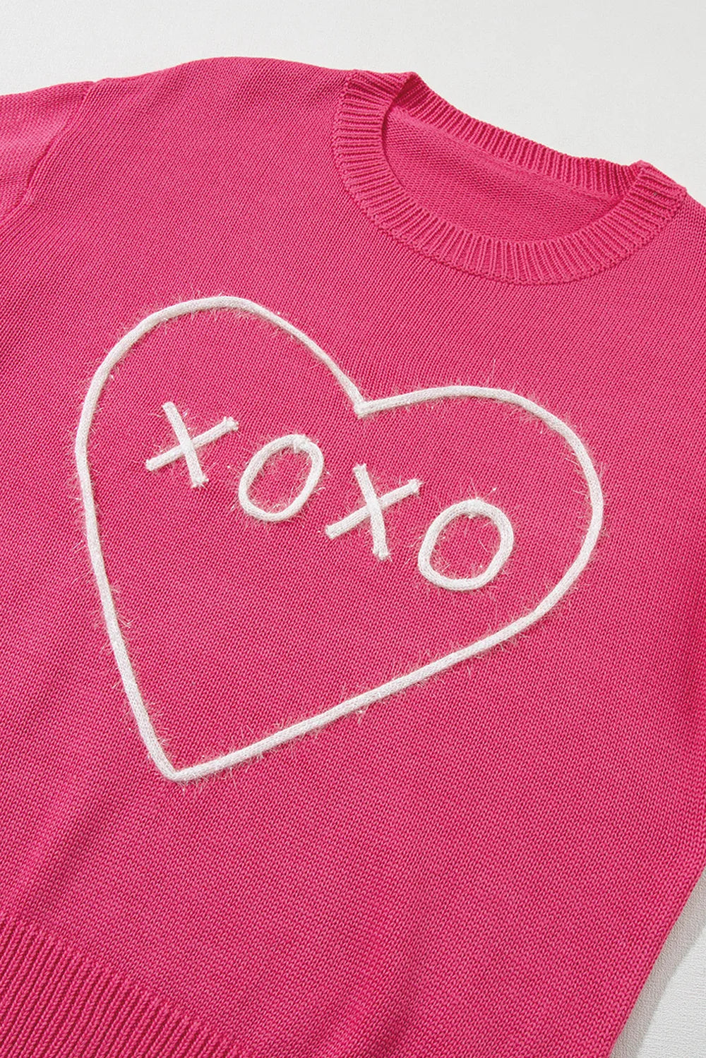 Suéter XOXO de cuello redondo y hombros caídos