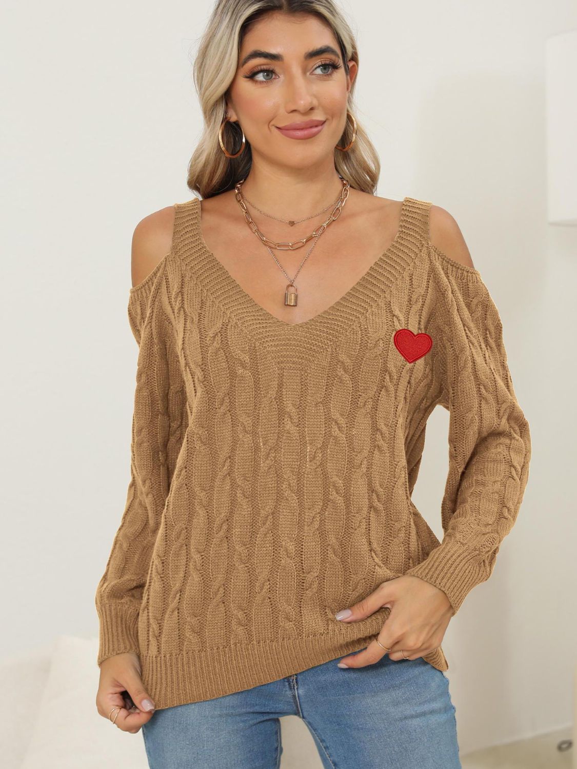 Suéter de punto trenzado con cuello de pico y corazón