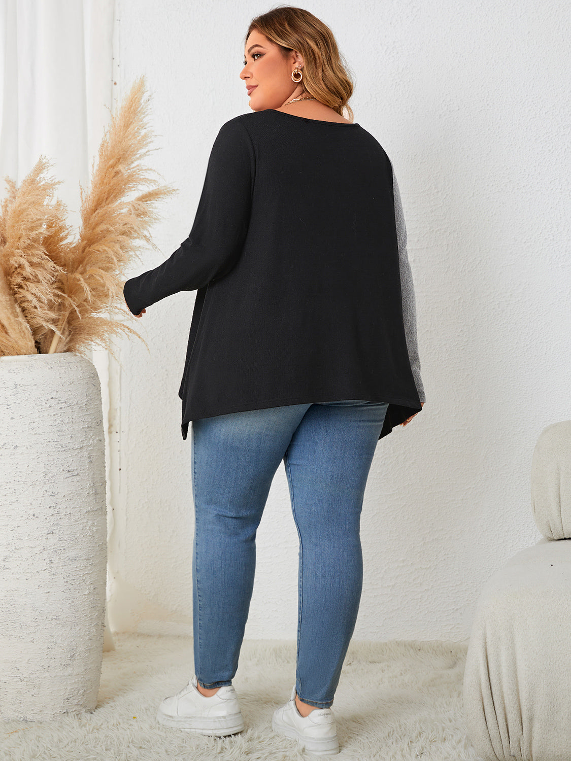 Camiseta Honey de tallas grandes con cuello con muesca en contraste