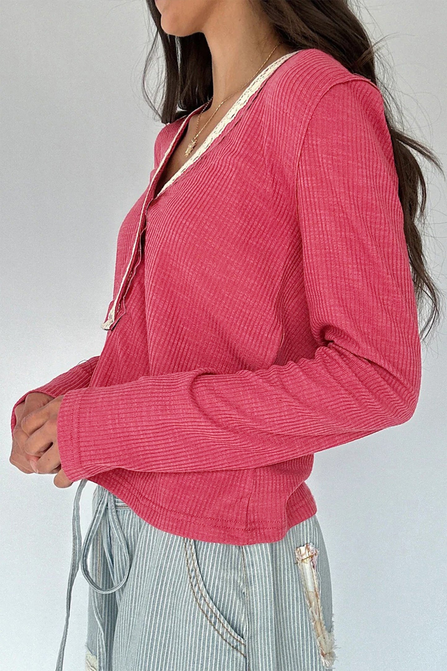 Top de manga larga con cuello de pico abotonado, textura acanalada roja de carreras y ribete de encaje en contraste