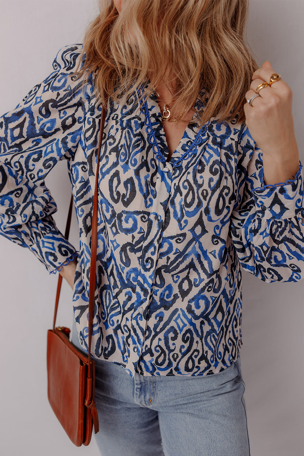 Camisa de manga larga bordada con cuello en V y estampado bohemio azul