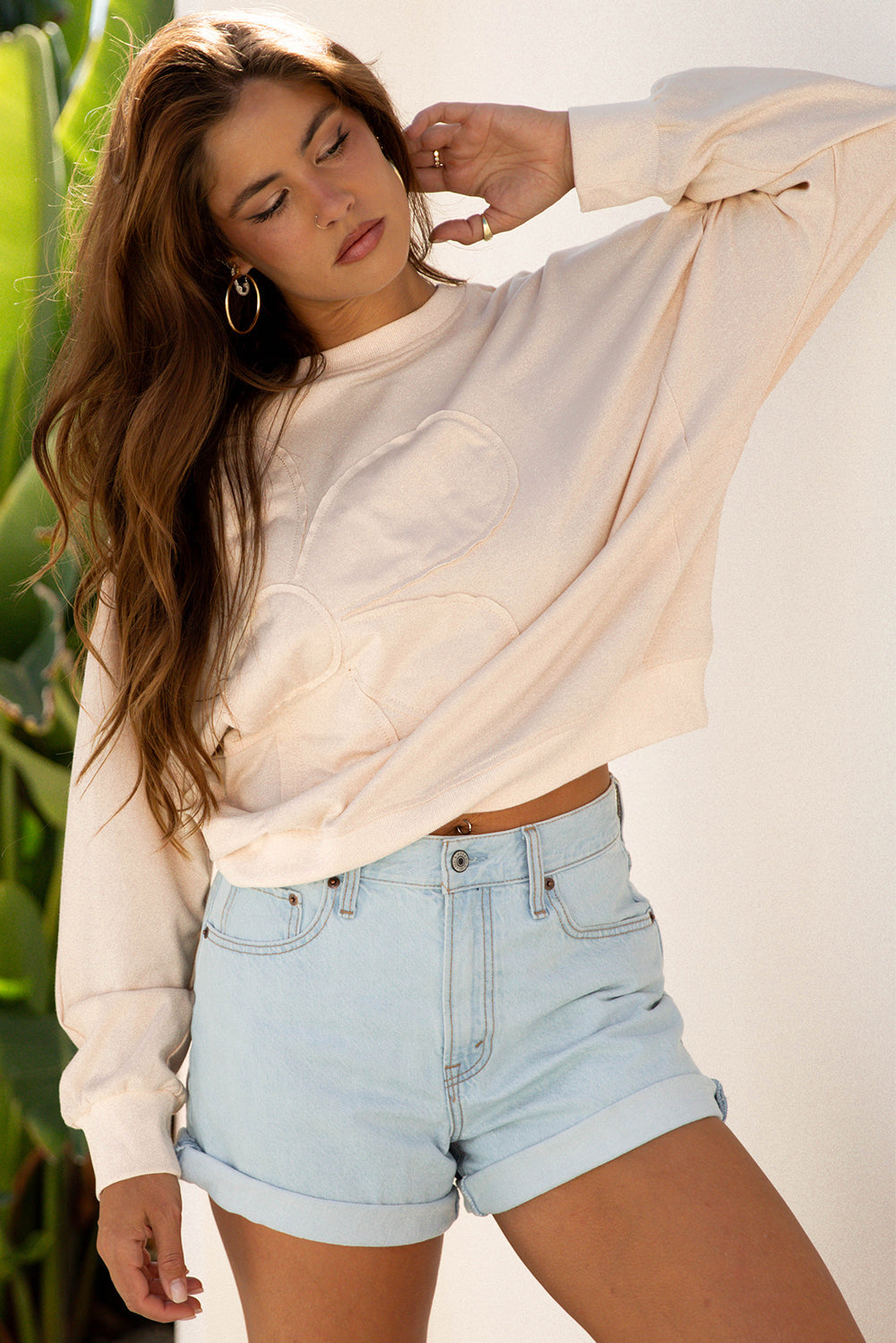 Blusa casual con parche floral, borde sin rematar y hombros caídos color café