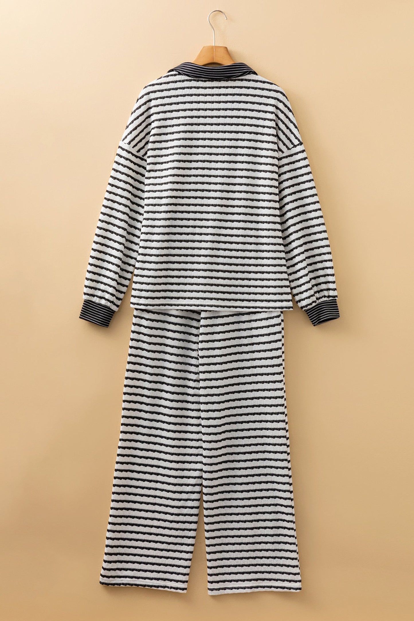 Conjunto de suéter con cuello a rayas blancas y pantalón con cordón
