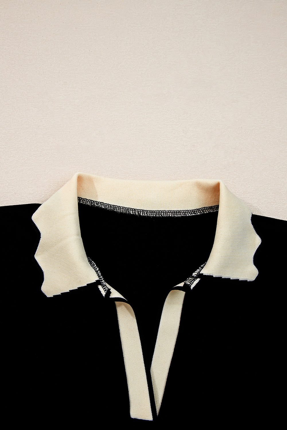 Top de manga larga con cuello, bloques de color y ribete festoneado negro