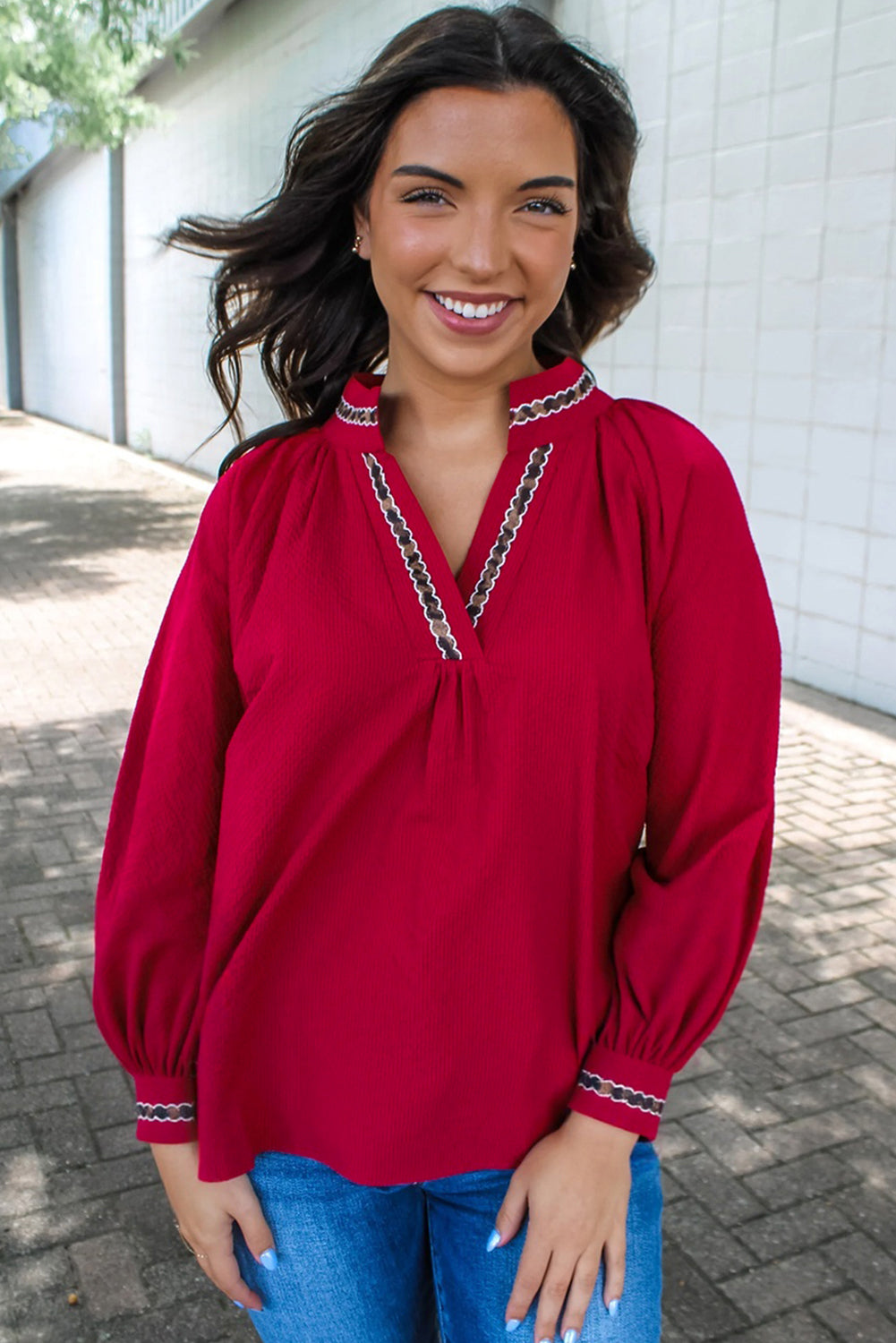 Blusa texturizada con cuello en V y estampado de jacquard de leopardo rojo de carreras