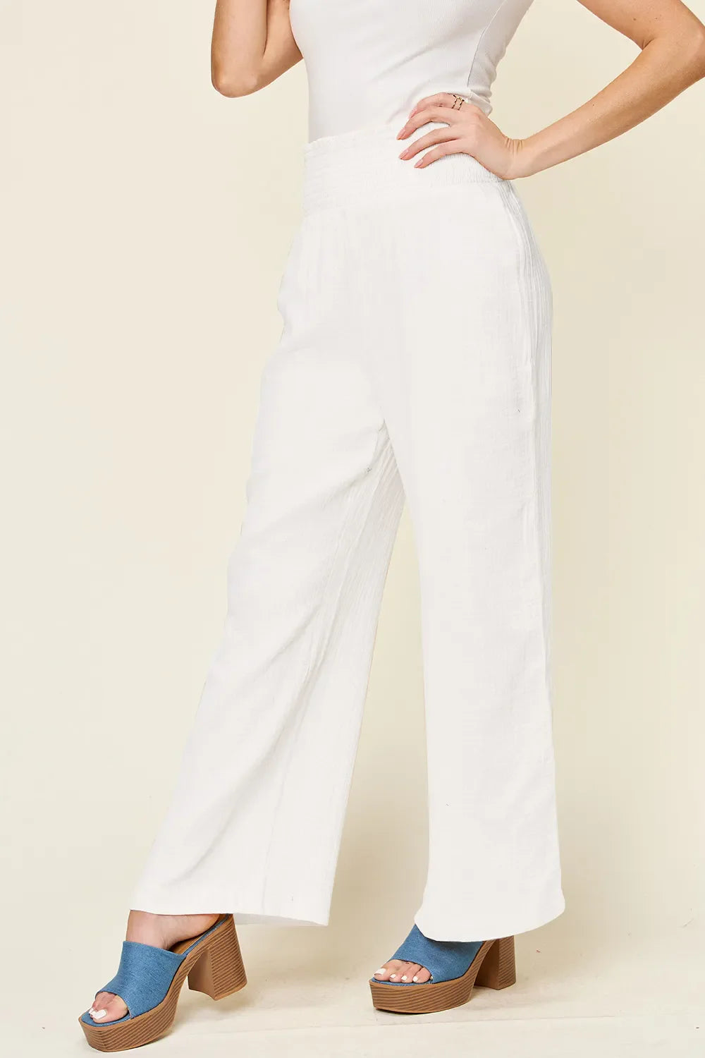 Pantalones anchos con cintura smock y textura de Double Take