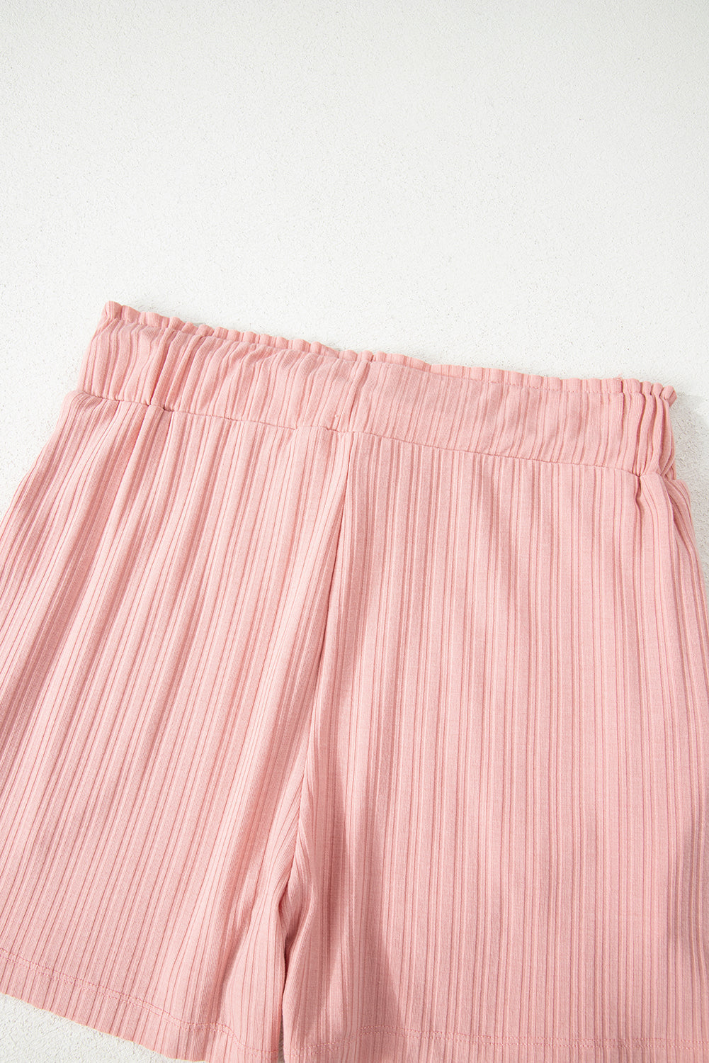 Conjunto de top sin mangas acanalado con botones y cuello en V color rosa gossamer y pantalón corto