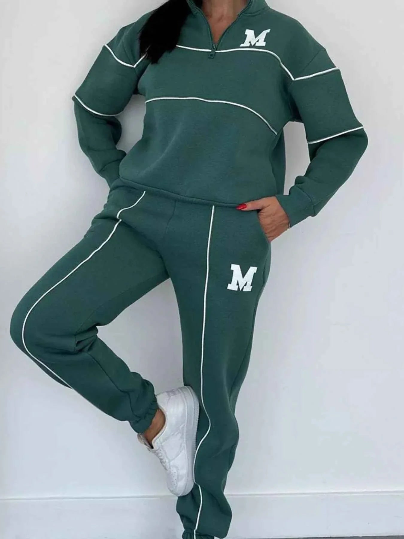 Conjunto de pantalón y top de rayas con cremallera hasta el pecho de talla grande