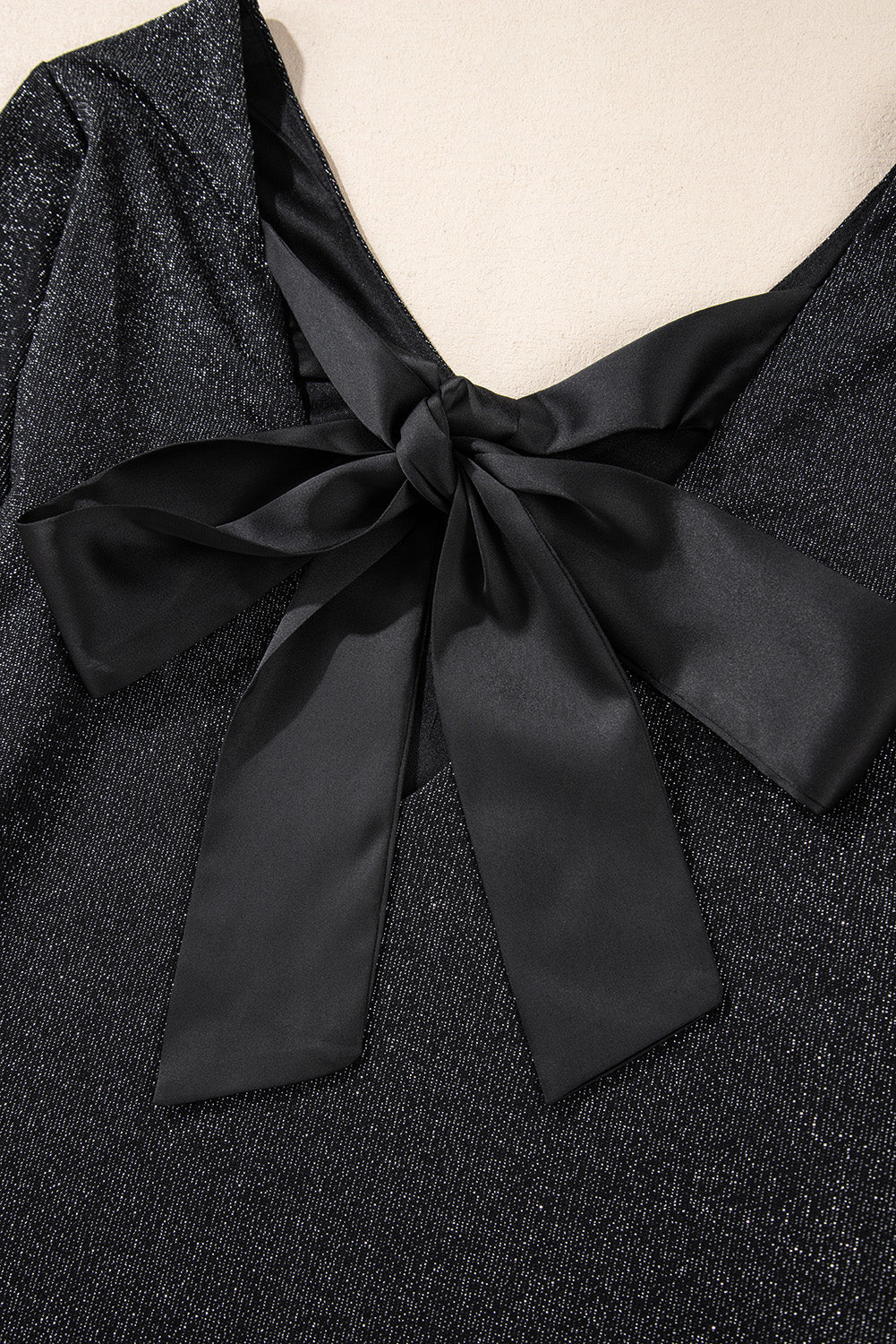 Blusa de manga larga con lazo y cuello en V