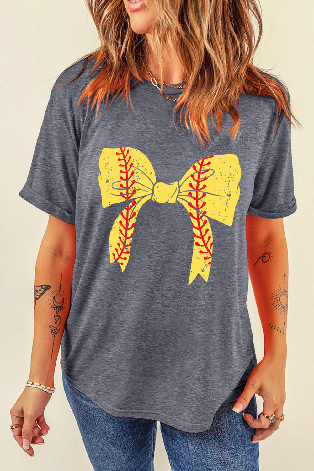Camiseta gris casual de béisbol con nudo y mangas remangadas con estampado