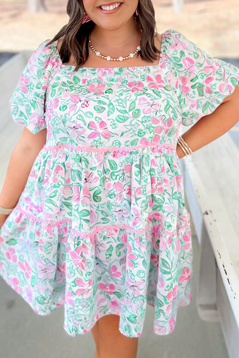 Minivestido de talla grande con estampado floral blanco, ribete de ric-rac y escote cuadrado