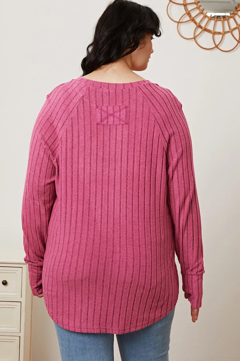 Camiseta básica de canalé con manga de orificio para pulgar y de talla completa para mujer
