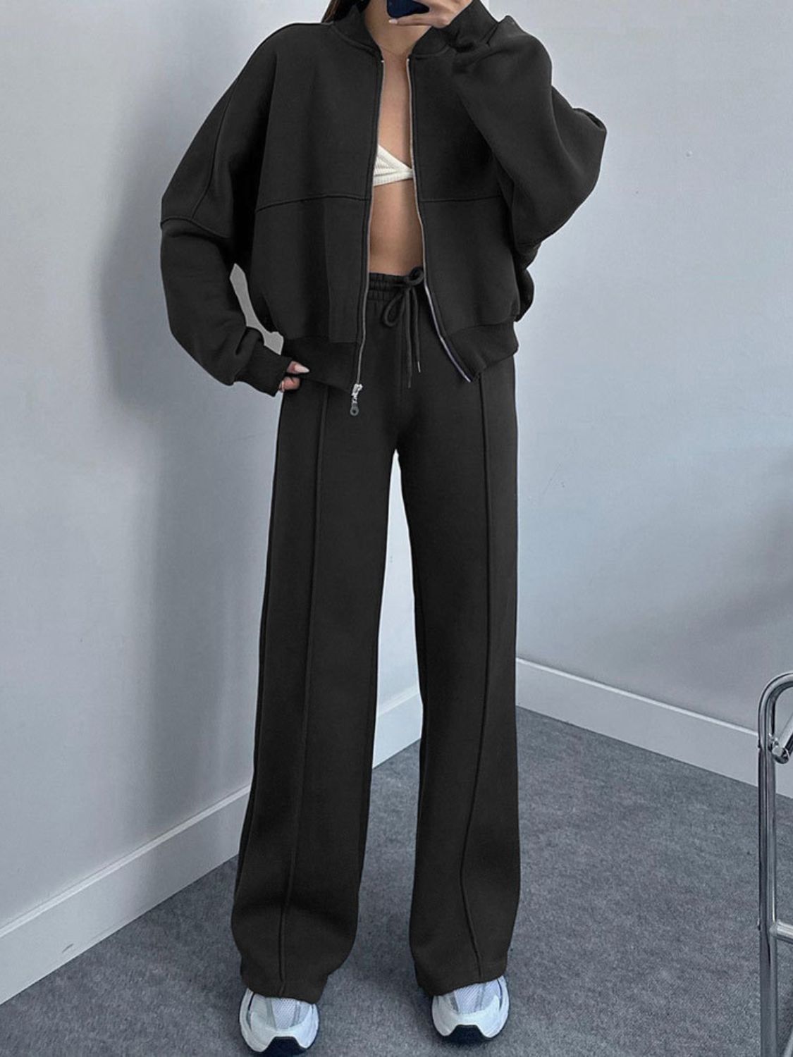 Conjunto de top con cremallera y cuello estilo béisbol y pantalones con cordón