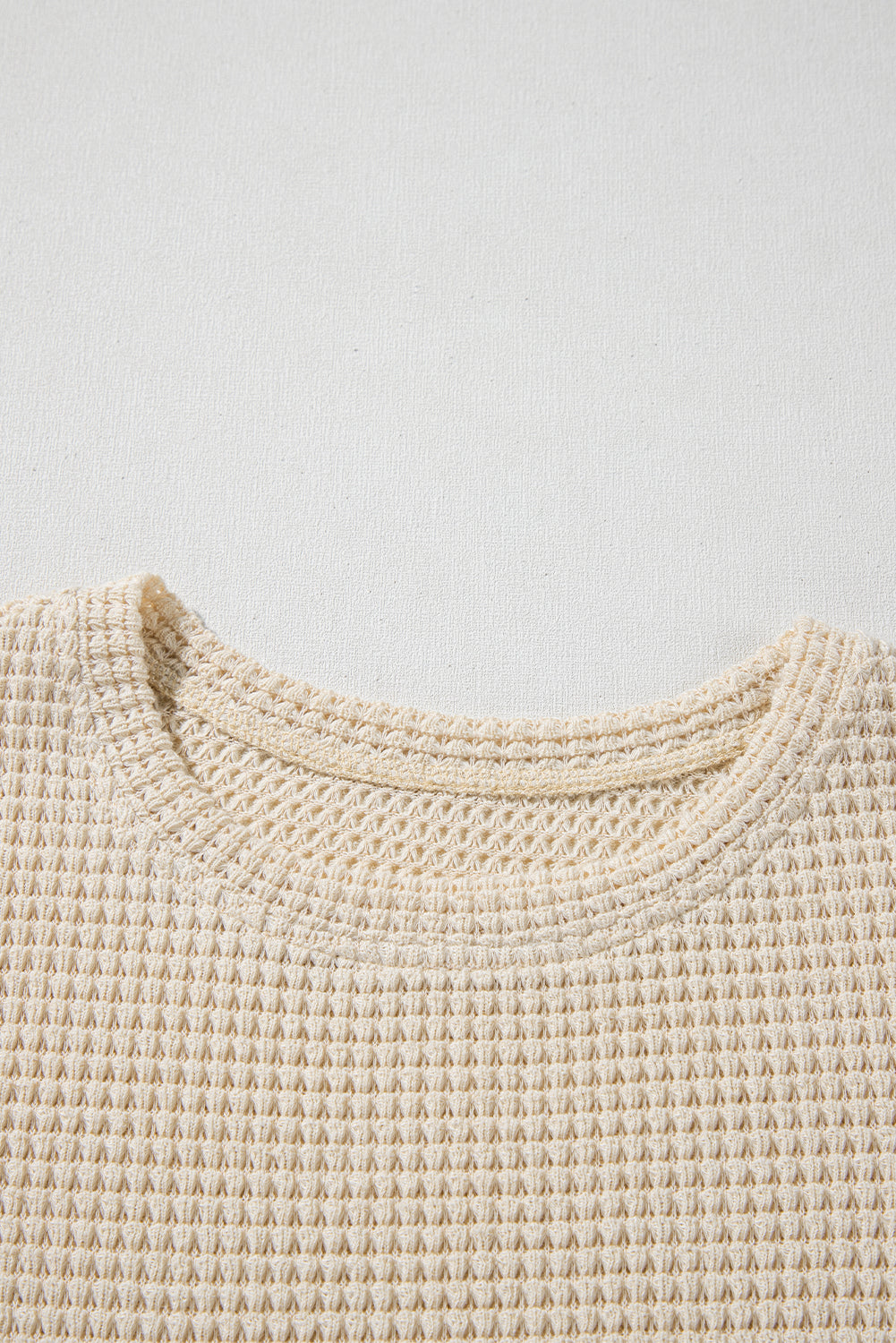 Blusa Peplum Beige con Mangas Cortas Volantes, Parches Florales y Tejido Waffle