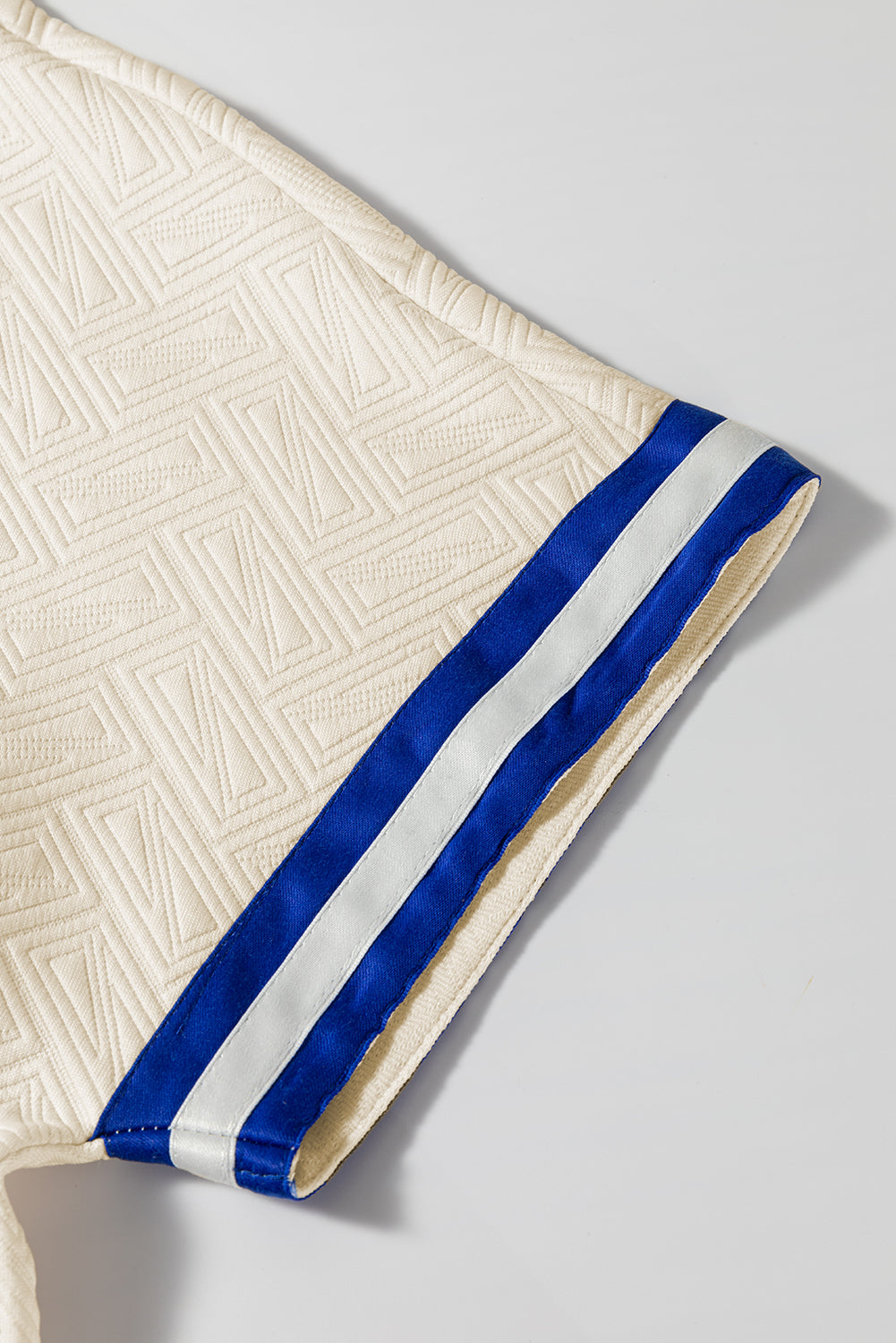 Top de manga corta con cremallera de un cuarto, diseño color block, textura con rayas preppy, color beige