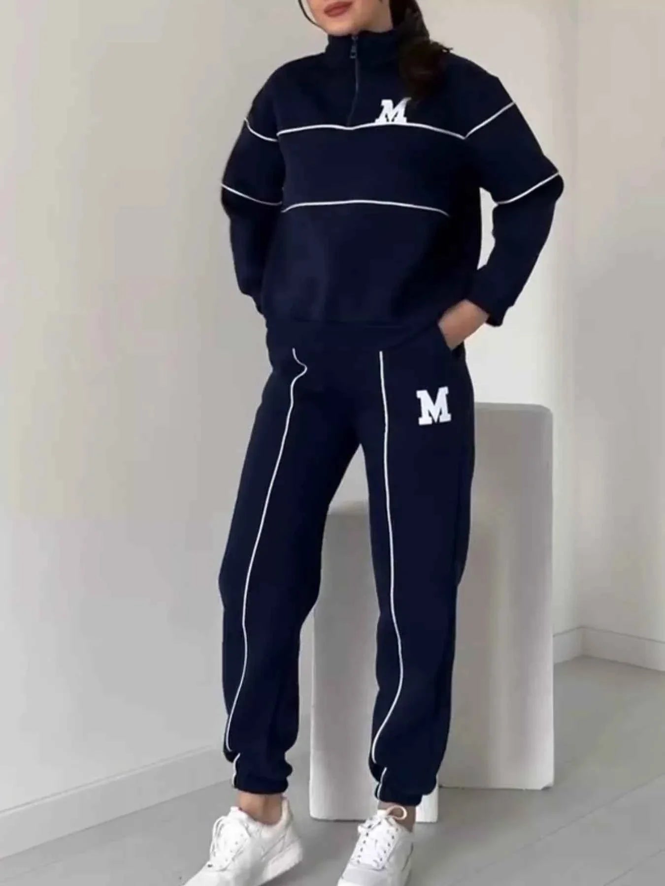 Conjunto de pantalón y top de rayas con cremallera hasta el pecho de talla grande