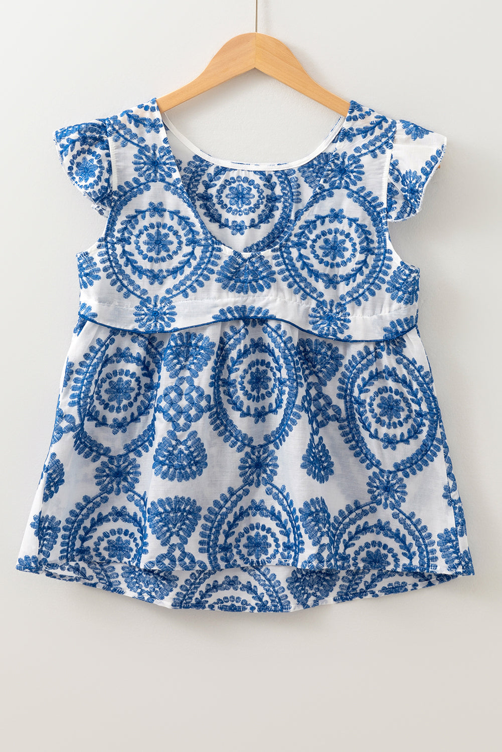 Blusa azul con estampado bohemio, manga con volantes y cuello redondo
