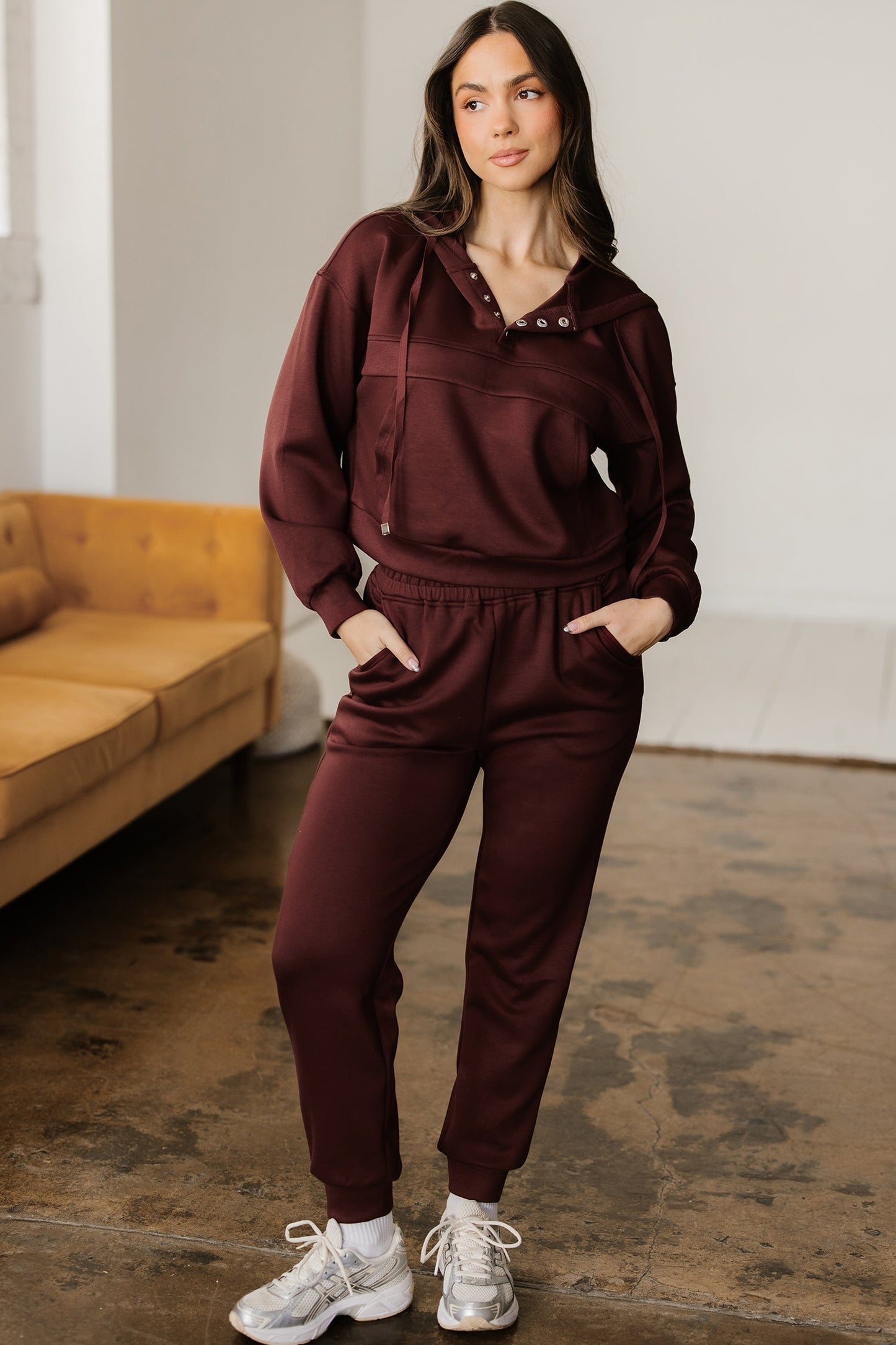 Conjunto de 2 piezas de Sudadera Corta con Capucha, Cordón, Botones y Jogger color café de achicoria