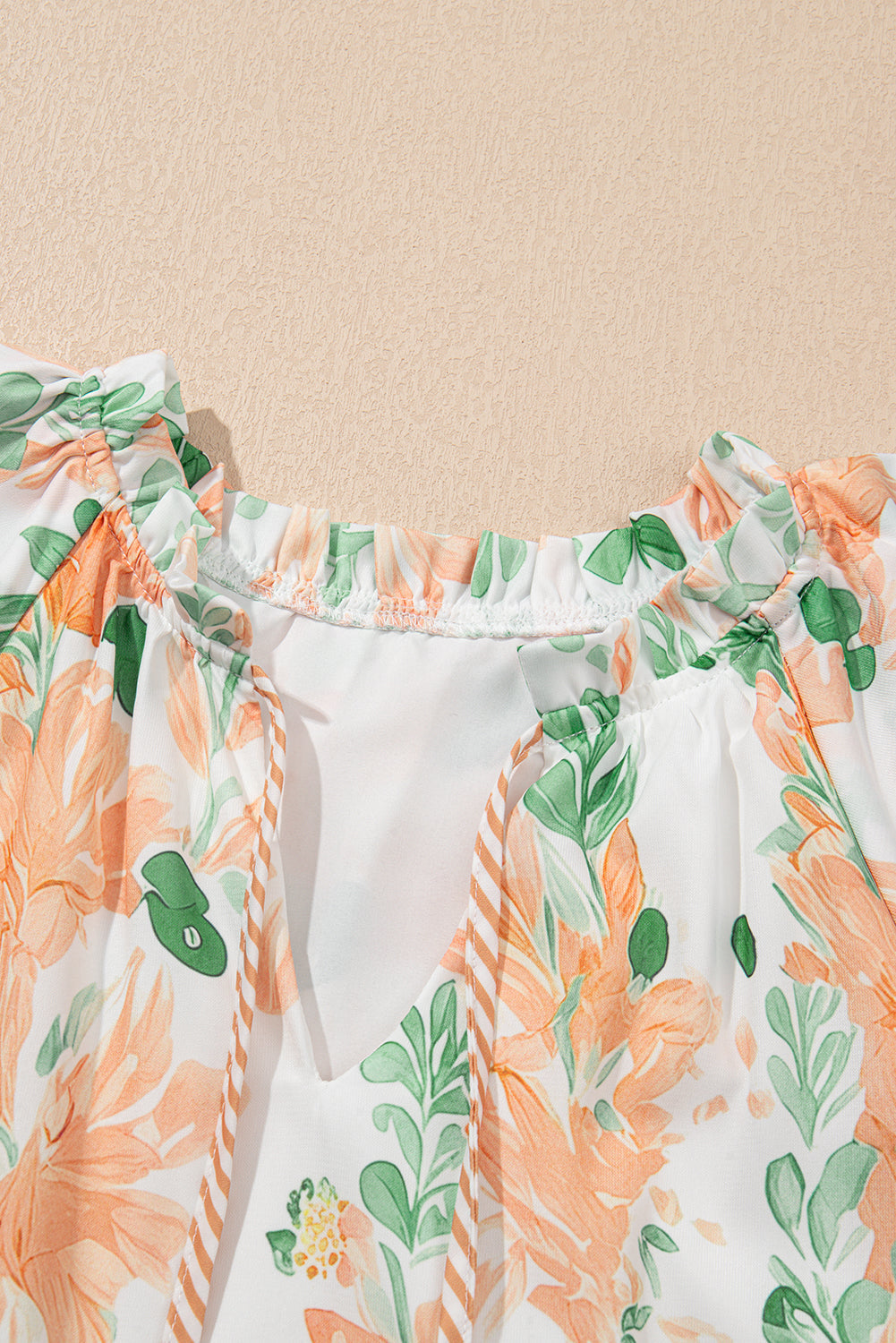 Minivestido con cuello anudado, manga con volantes en el borde en contraste y estampado floral azul cielo