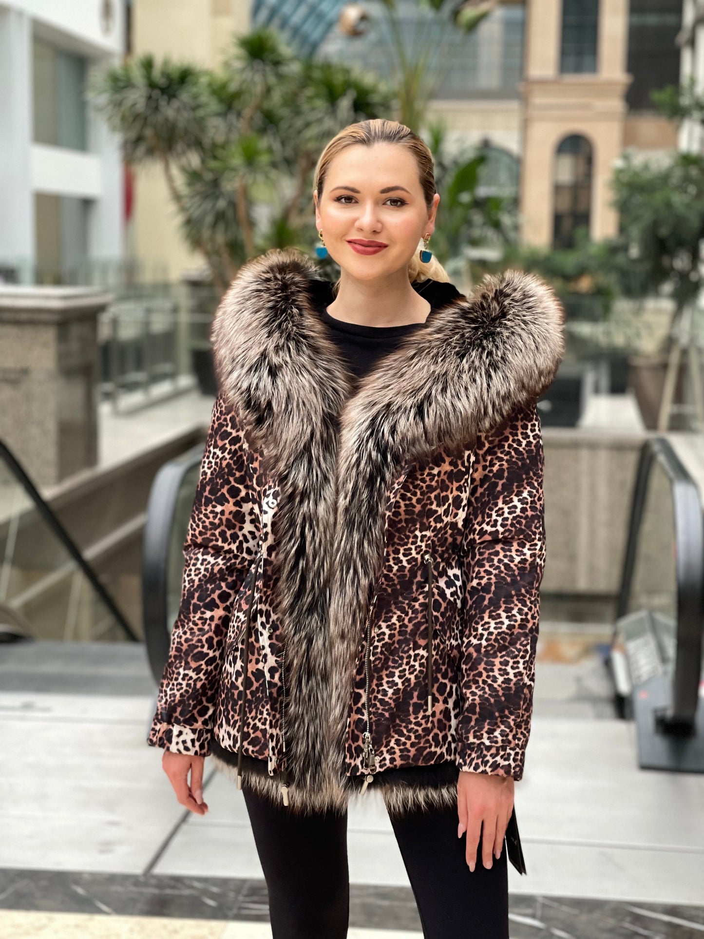 Chaqueta parka con estampado de leopardo de auténtica piel de zorro plateado con forro de piel de conejo