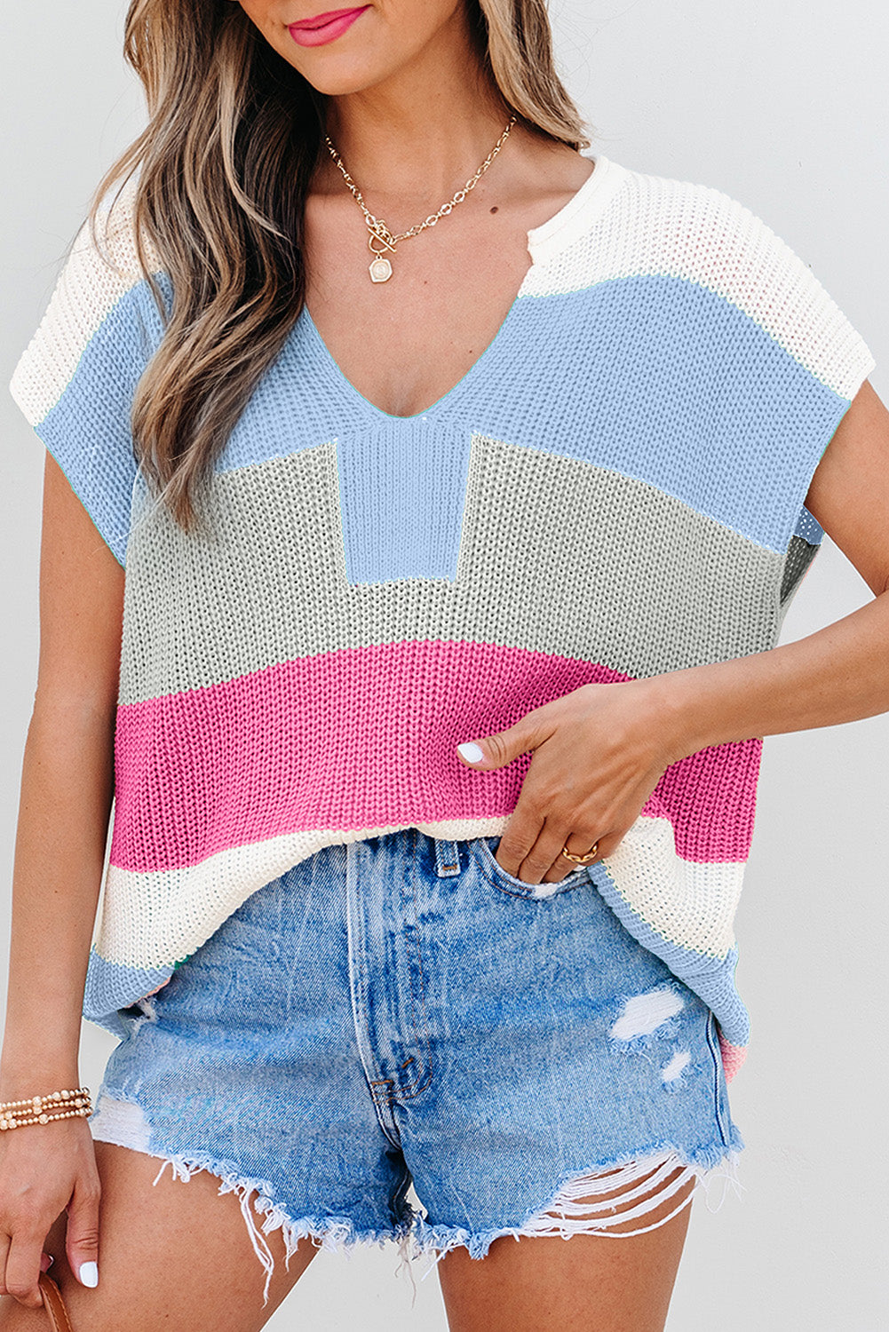 Camiseta tipo suéter con cuello en V con muesca y bloques de color azul claro