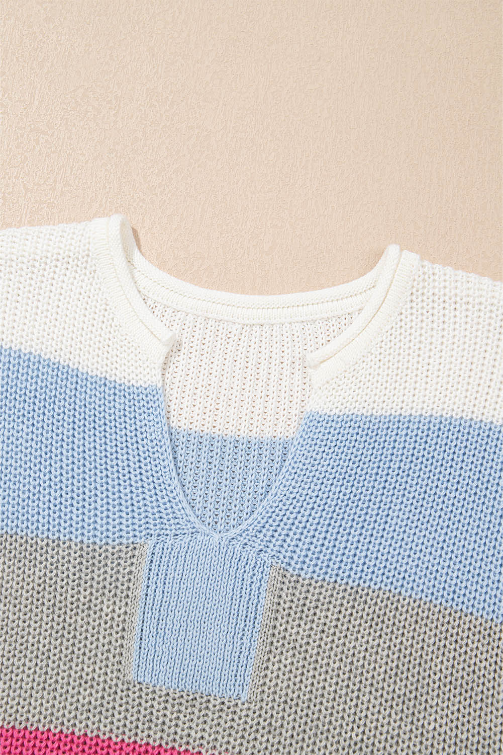 Camiseta tipo suéter con cuello en V con muesca y bloques de color azul claro