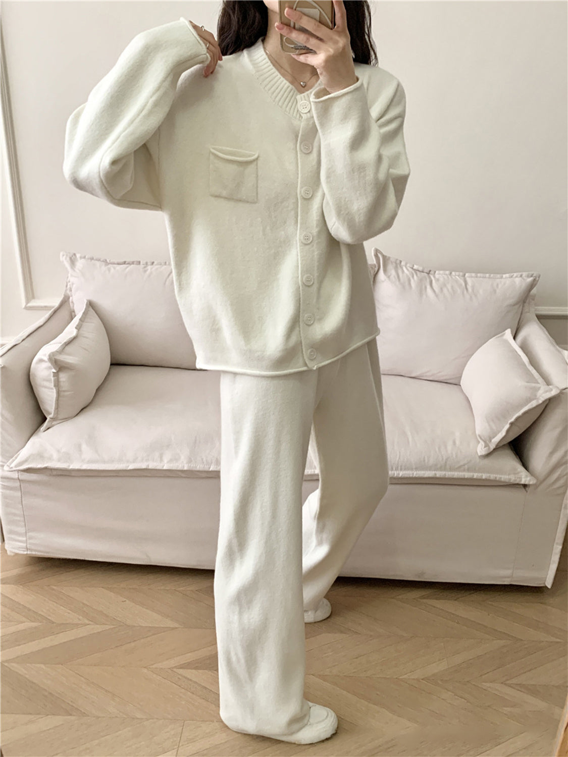 Conjunto de cárdigan con cuello redondo y botones, y pantalón