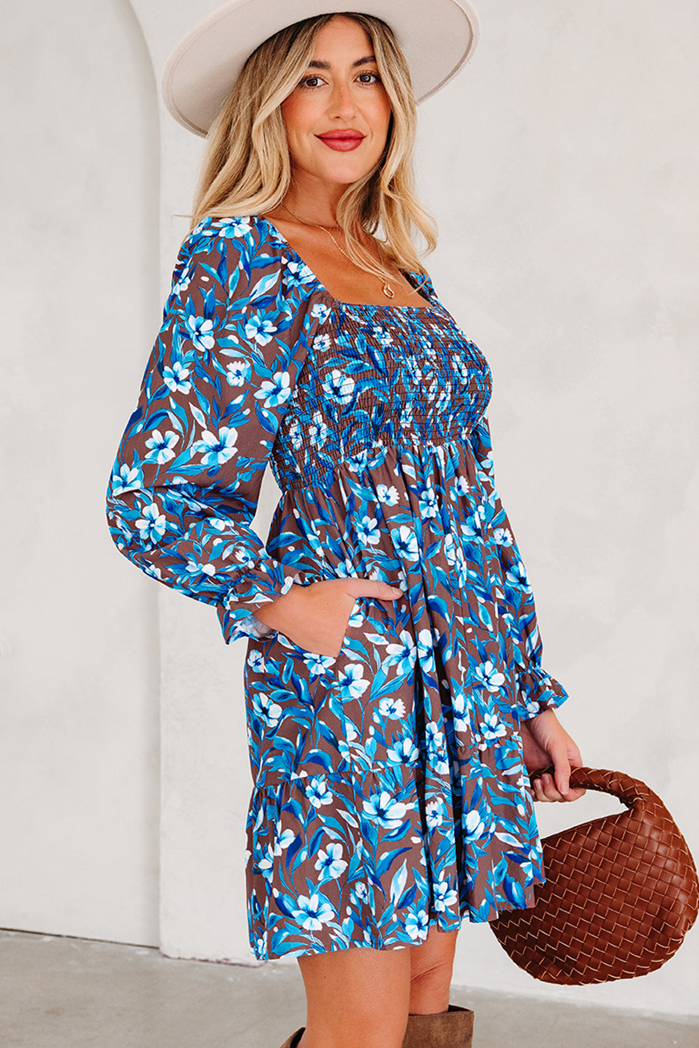 Vestido floral azul con cuerpo fruncido, cintura alta y mangas con volantes