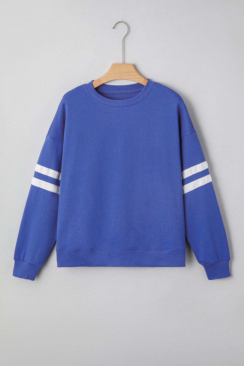 Sudadera Oversize Azul Cielo con Detalle de Rayas Universitarias y Hombros Caídos