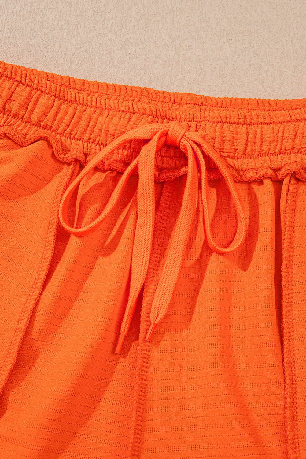 Conjunto de camiseta con textura naranja con cuello en V y pantalón corto