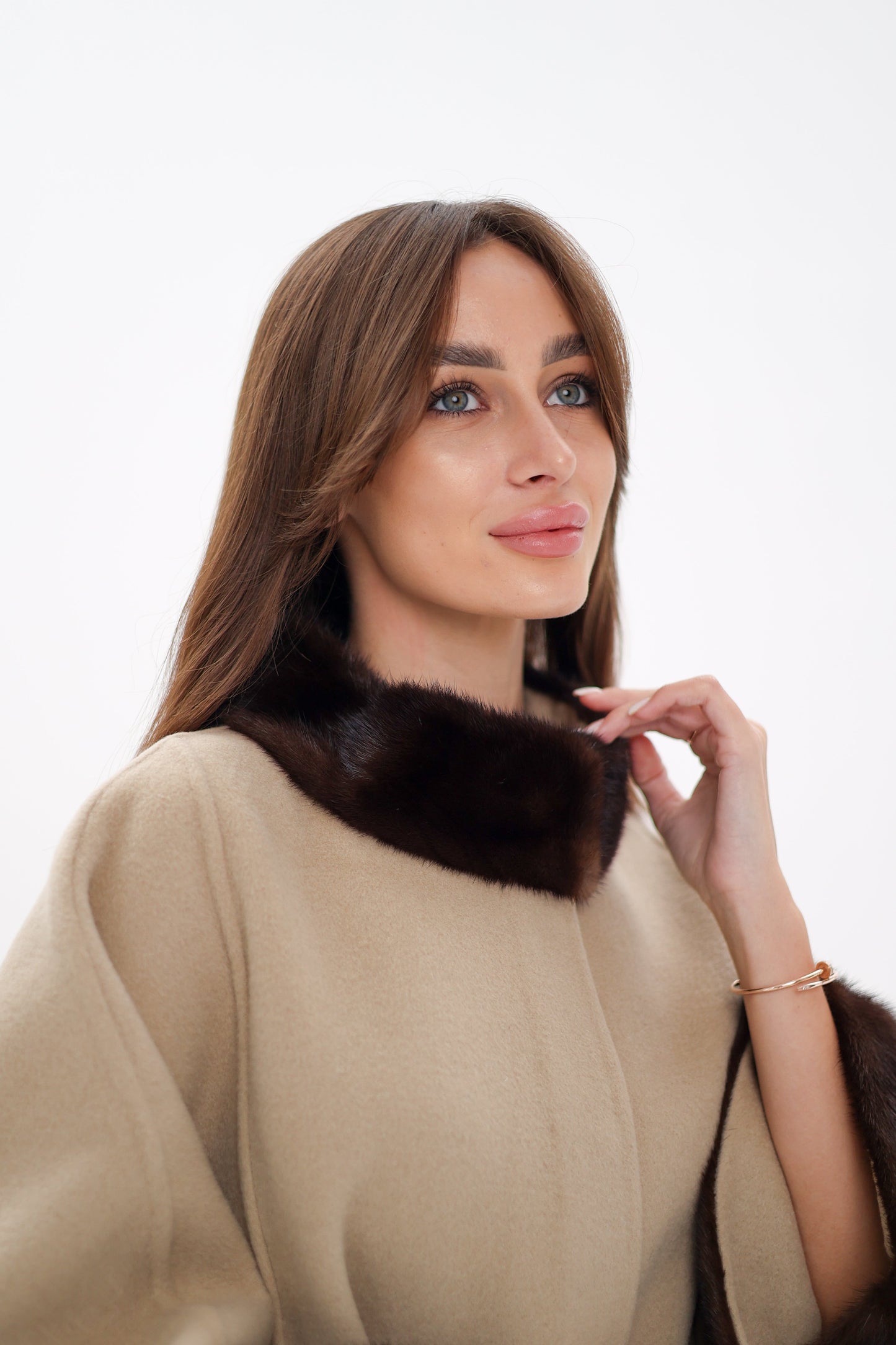 Poncho de lana de doble cara con piel de visón escandinavo auténtico