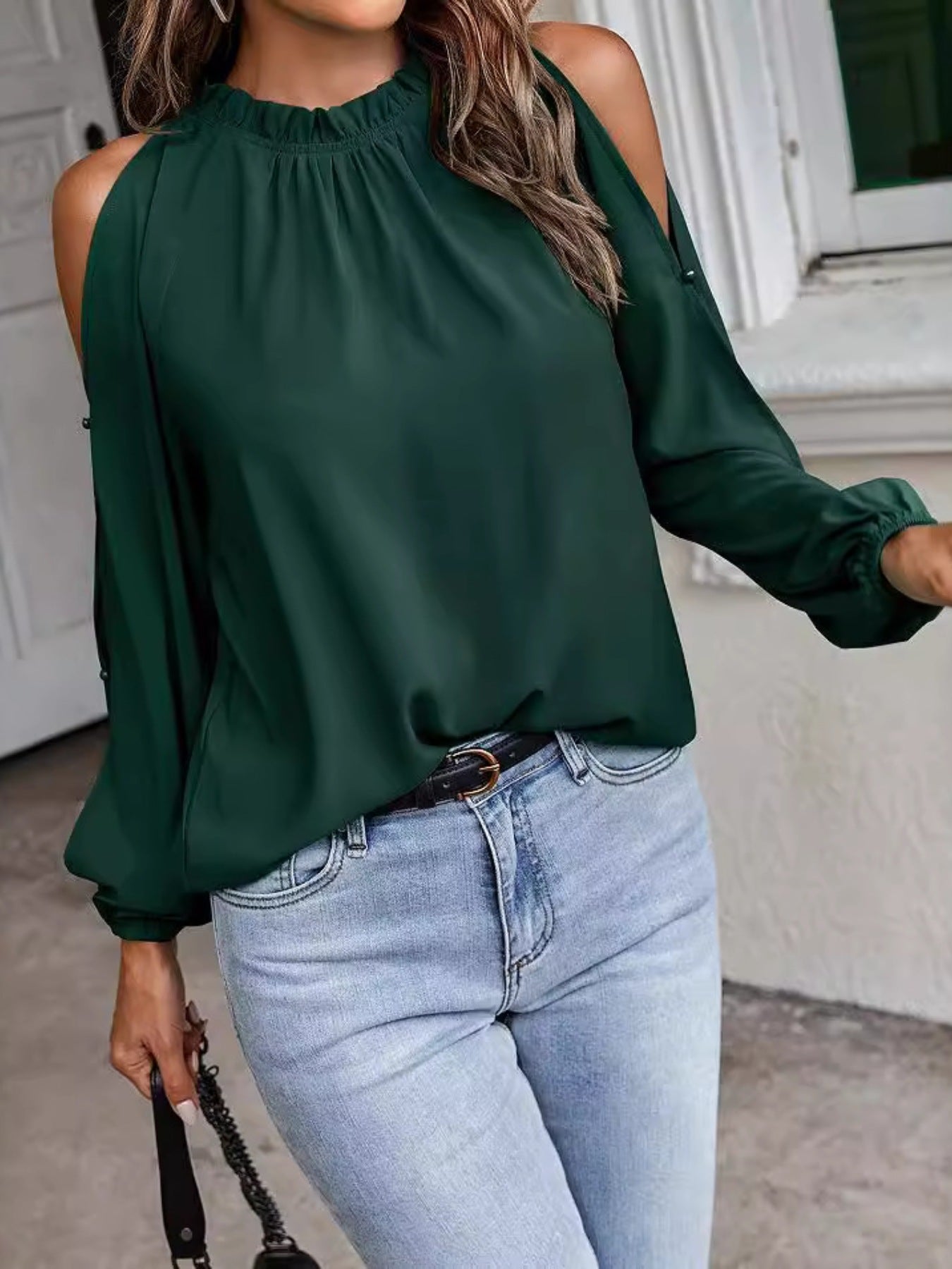 Blusa con volantes en el cuello y hombros descubiertos