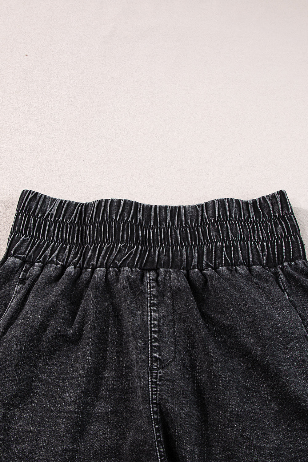 Shorts de mezclilla negros con cintura alta fruncida y lavado mineral