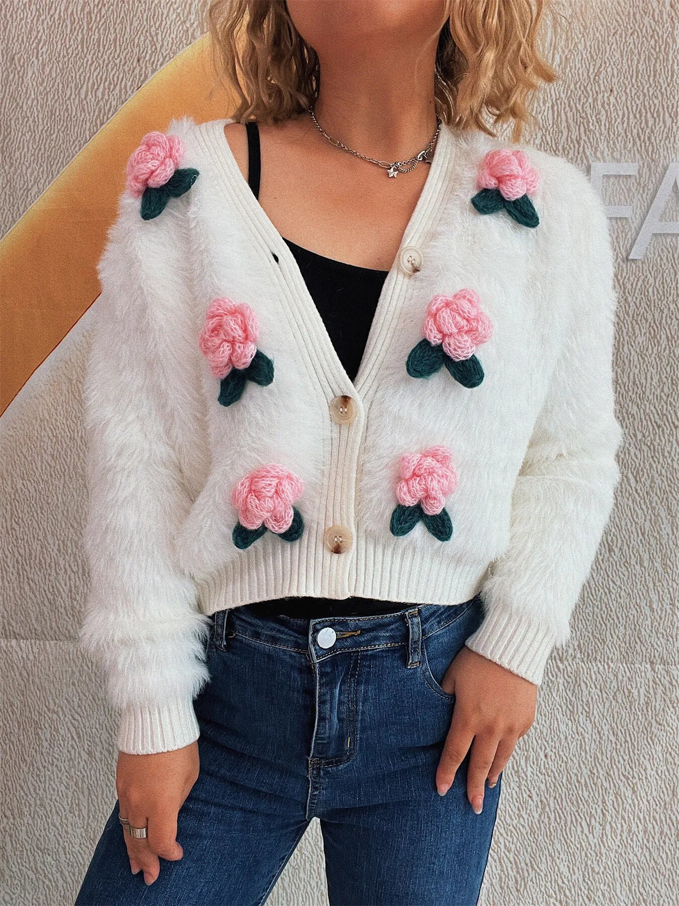 Cárdigan de mujer con botones de flores y peluche