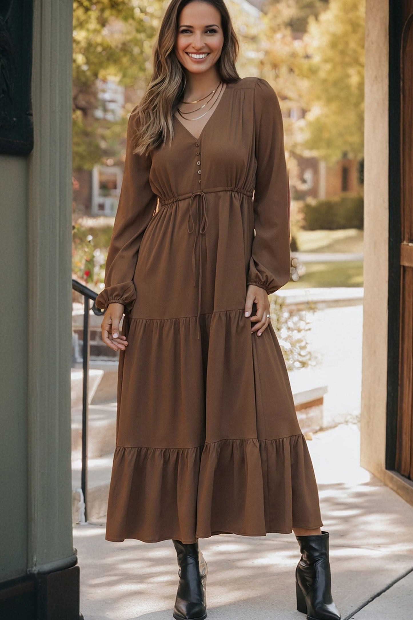 Vestido maxi escalonado con cuello en V y botones de manga larga, liso, verde negruzco