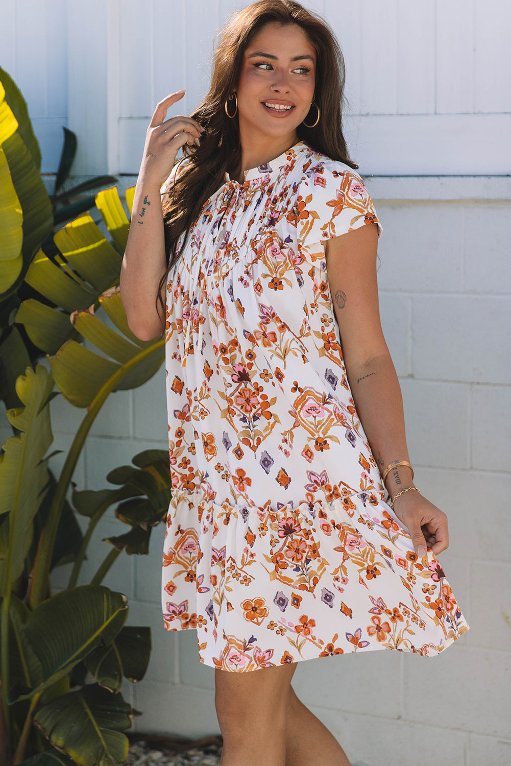 Minivestido con estampado floral geométrico color albaricoque, ribete con volantes y mangas con volantes