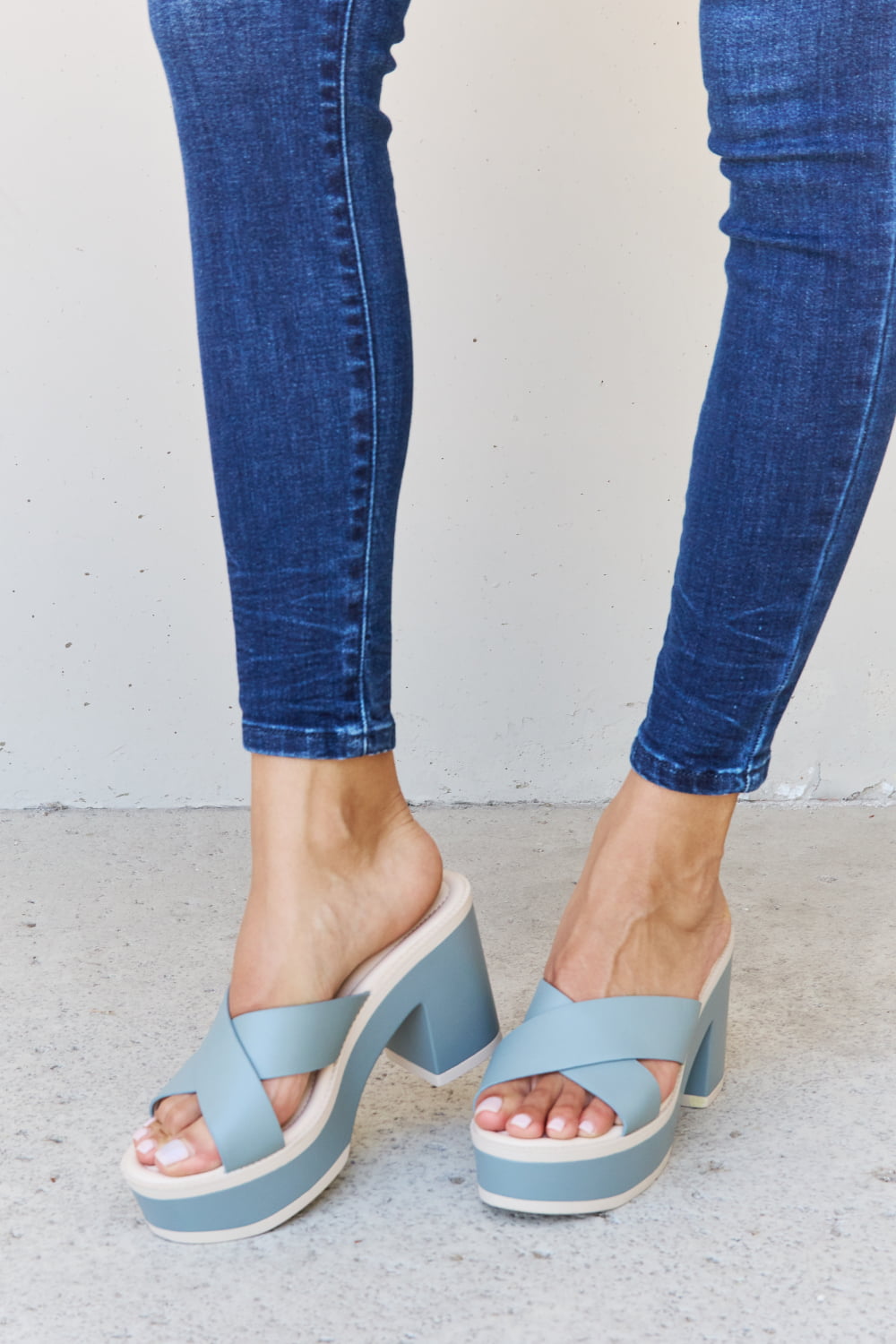 Sandalias de plataforma con contraste Weeboo Cherish The Moments en azul niebla