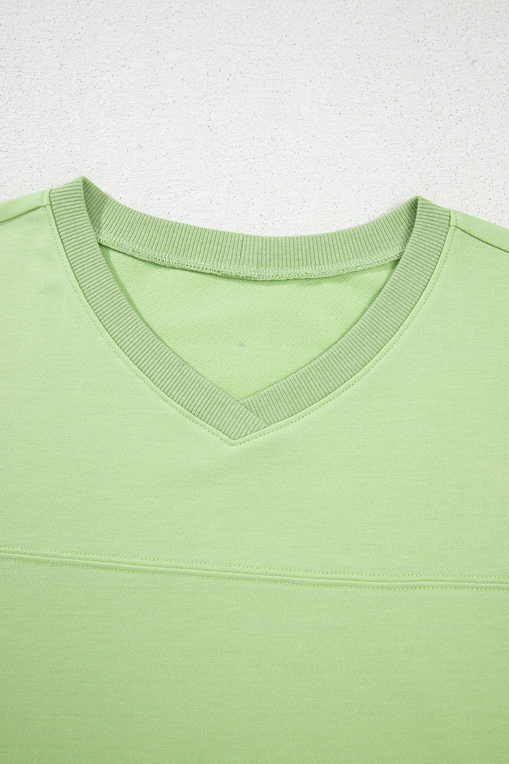 Conjunto de camiseta y shorts verde Meadow Mist de manga corta y cuello de pico suelto