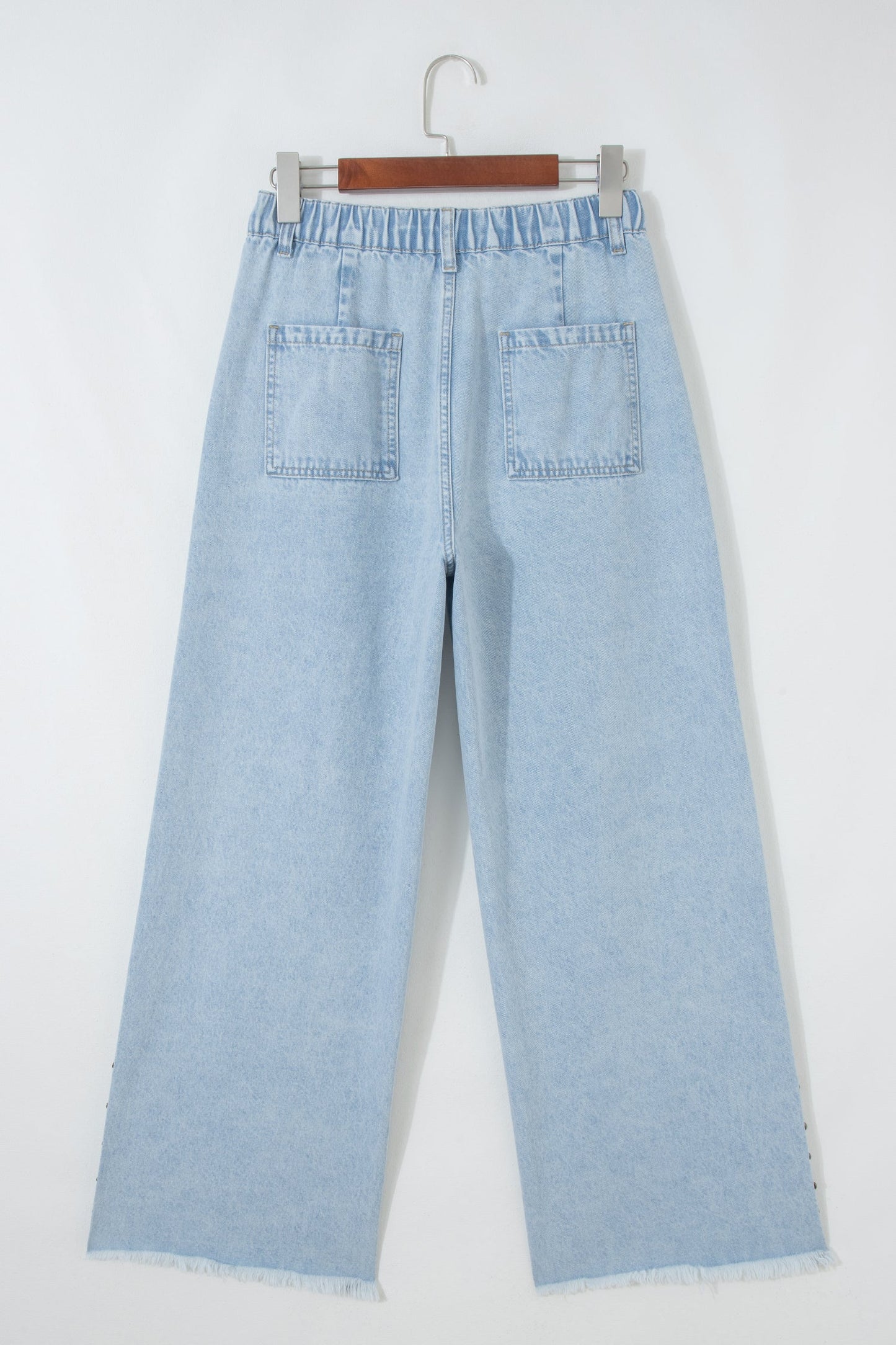 Jeans anchos Beau Blue con aberturas laterales, detalles de tachuelas y bajos deshilachados