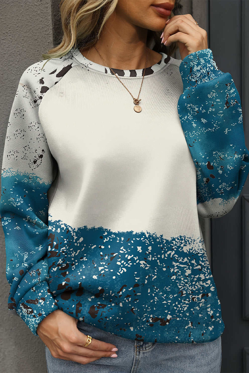 Sudadera con bloques de color y estampado tie-dye de vaca azul