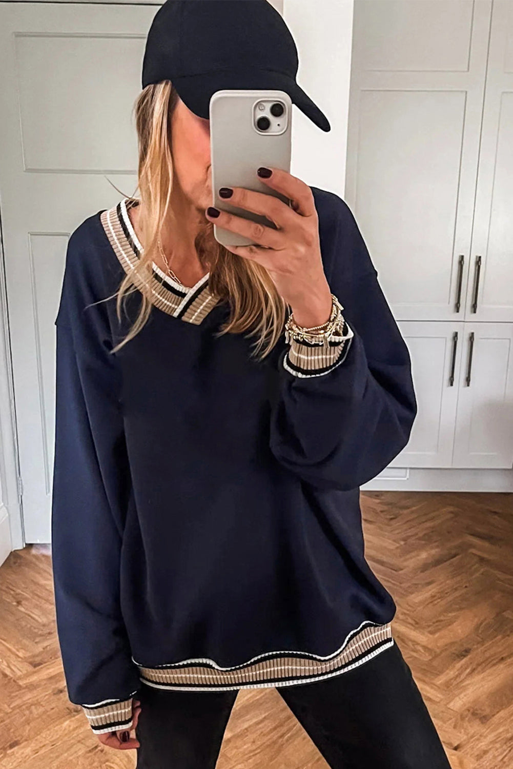 Sudadera gris con cuello en V y ribete de contraste de estilo universitario