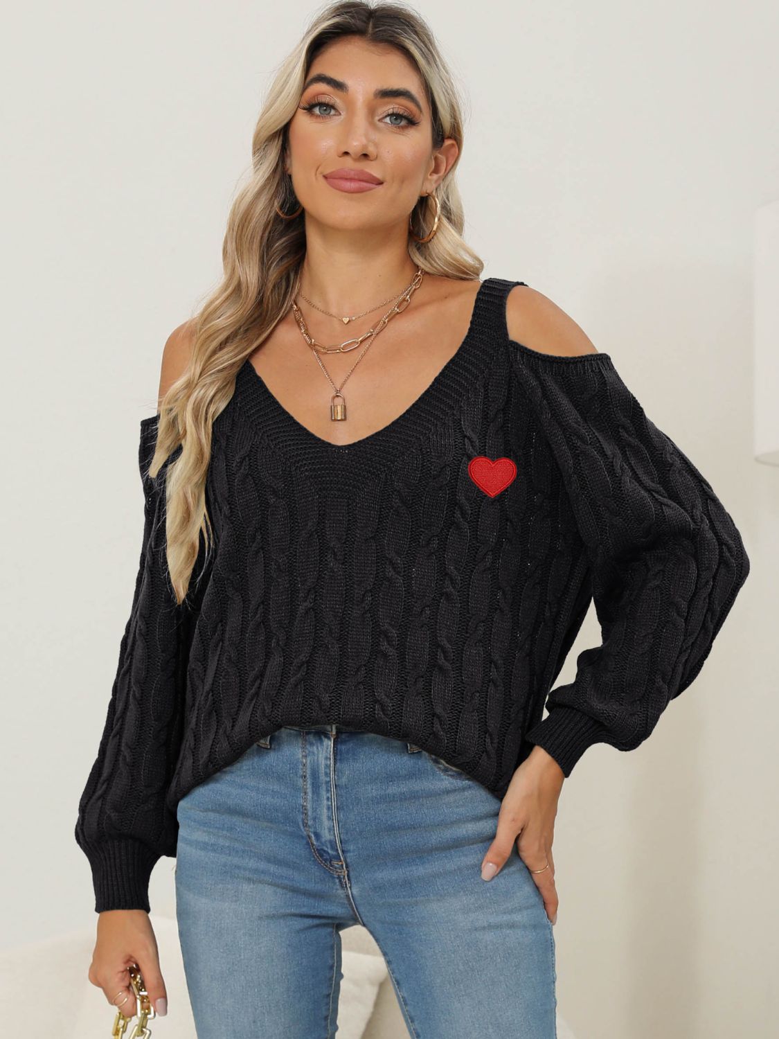 Suéter de punto trenzado con cuello de pico y corazón