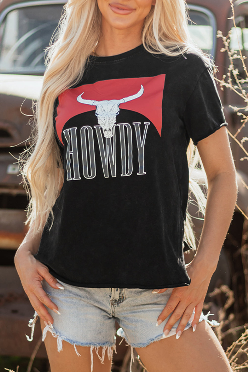Camiseta suelta con aberturas laterales y estampado de cabeza de buey "HOWDY" de estilo occidental negro