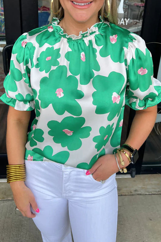 Blusa verde con estampado floral, mangas abullonadas y cuello con volantes