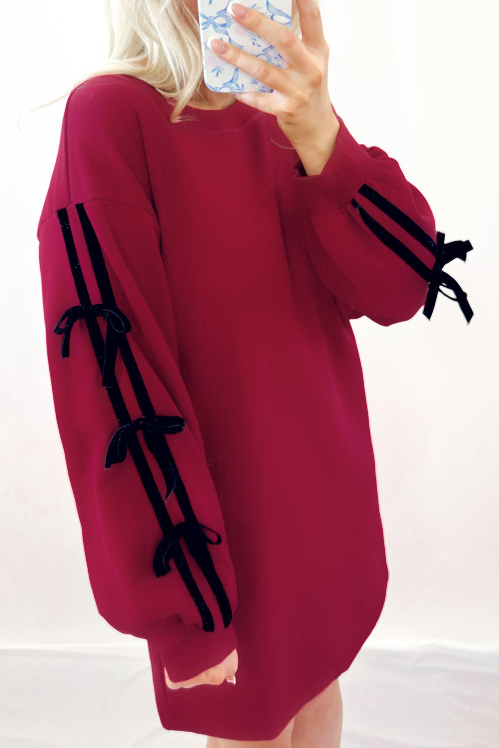 Vestido sudadera con bolsillos, detalle de lazo y hombros caídos en rojo carreras con rayas en contraste