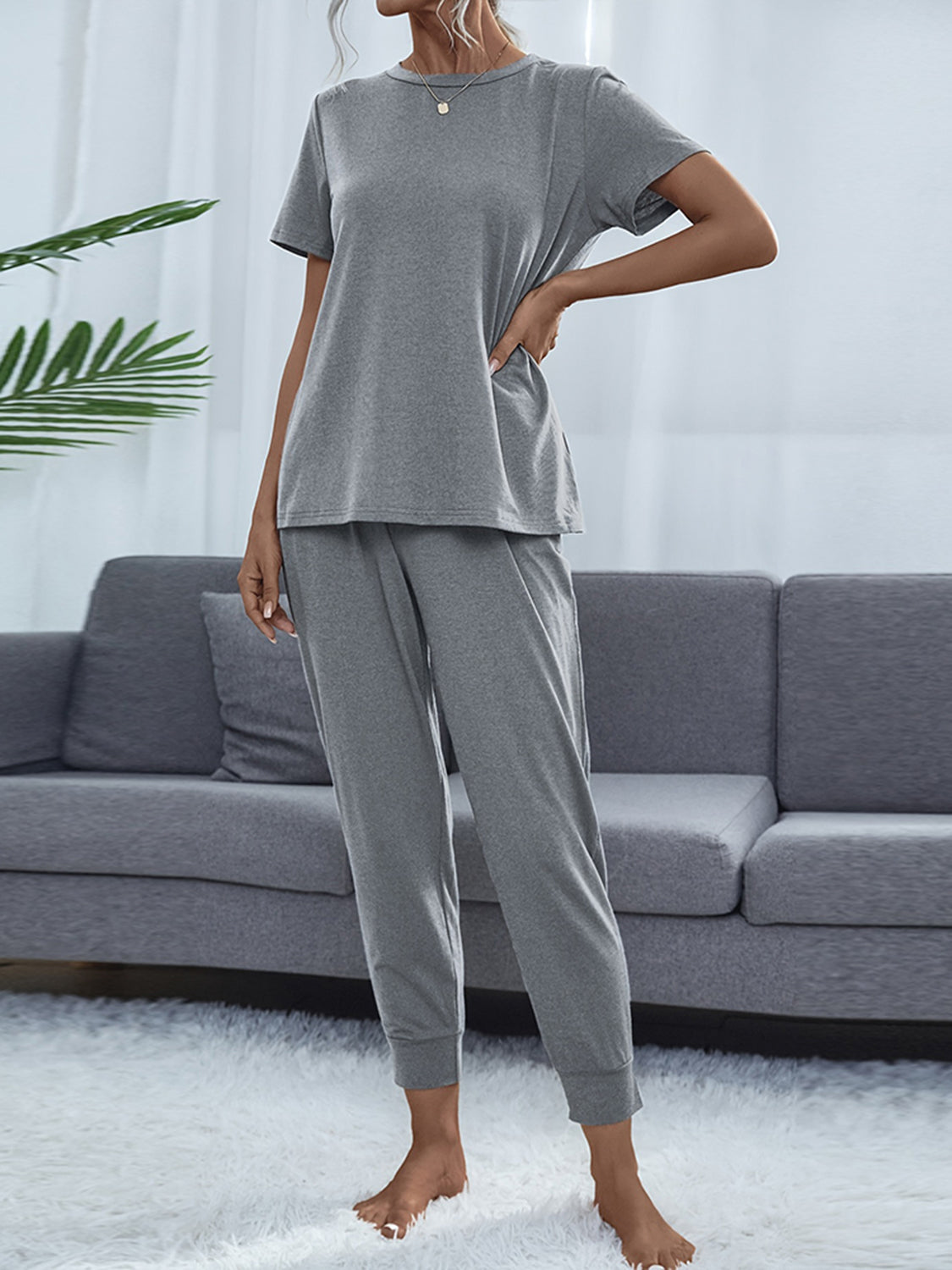 Conjunto de top y pantalón de manga corta con cuello redondo brillante