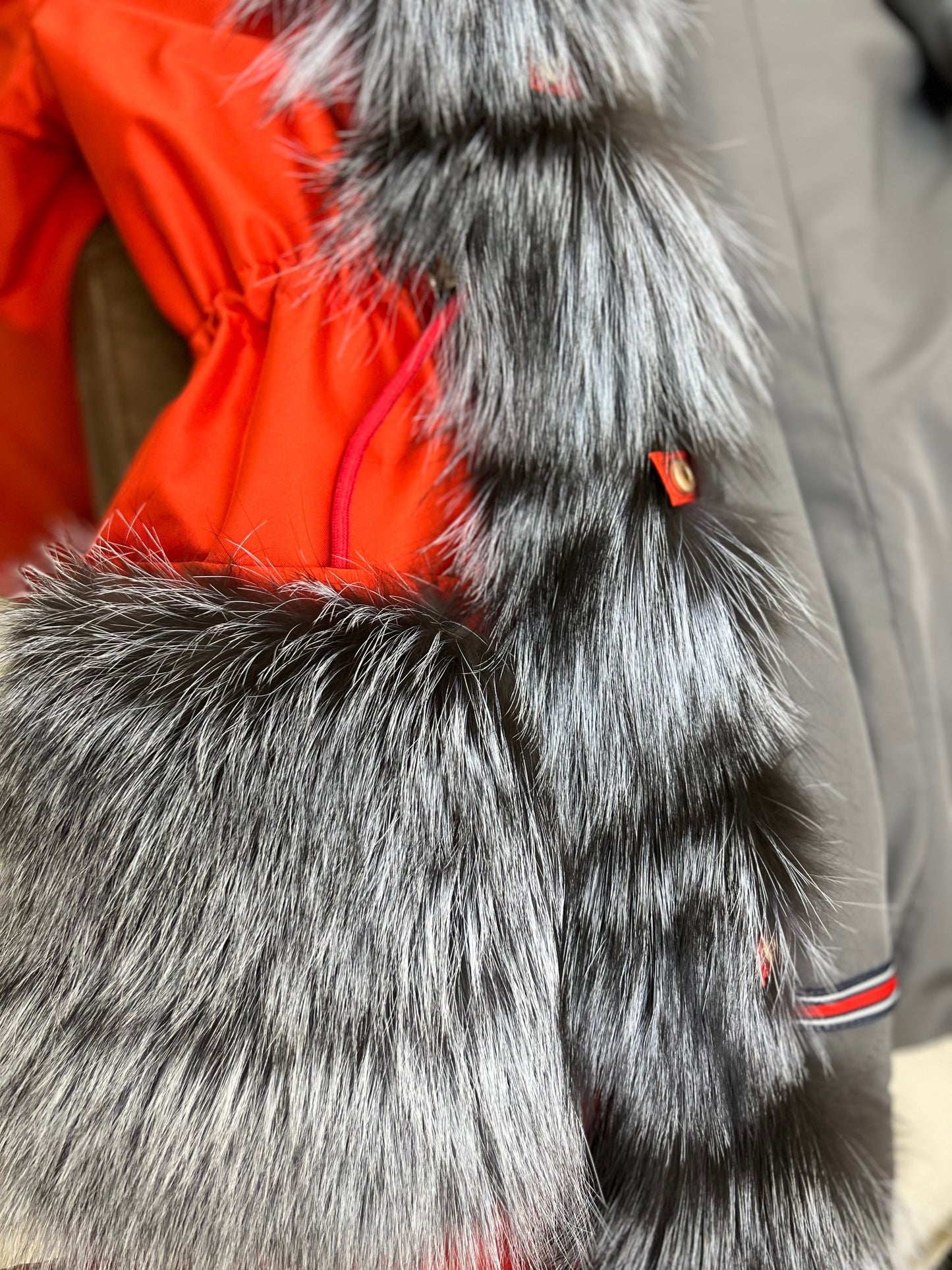 Parka Roma de piel auténtica de zorro plateado y conejo con aislamiento en color rojo