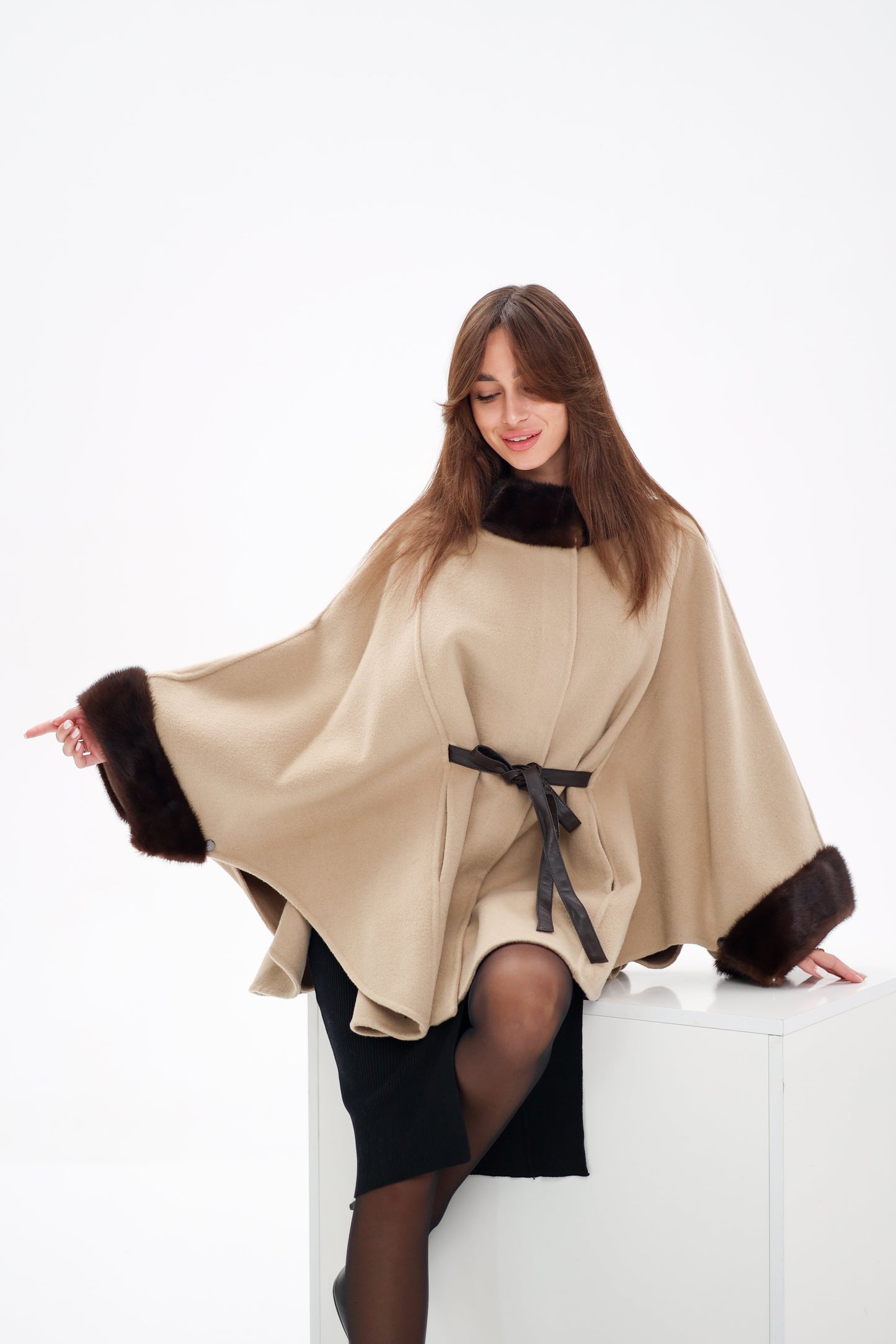 Poncho de lana de doble cara con piel de visón escandinavo auténtico